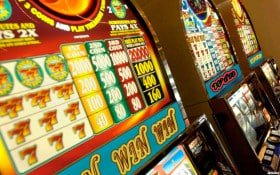 Pengguna membaca klaim bonus secara bijak