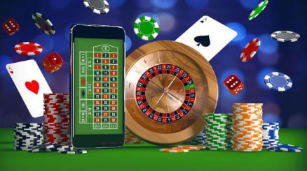 Pengguna membaca detail bonus dengan teliti
